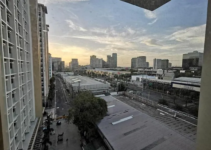 Alabang High-speed Wifi, Pool And Gym Access *